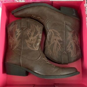 Short cowboy boots